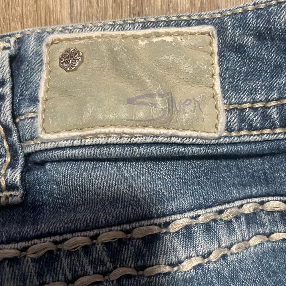 Silver Jeans Co Suki Distressed Bermuda Jean Shorts Blue Denim Size 22 length 9”